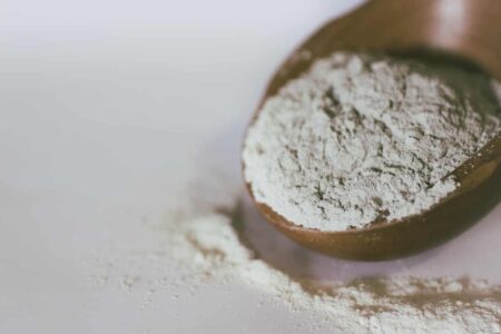 The use of bentonite in oenology and agriculture