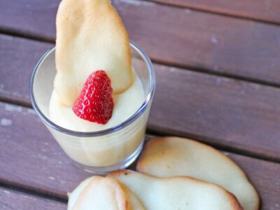 Cat’s tongues, thin and crunchy biscuits