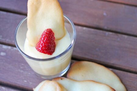 Cat’s tongues, thin and crunchy biscuits