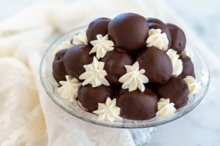 Profiteroles, recipe for French puffs filled with Chantilly cream