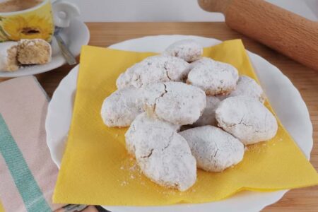 Ricciarelli, recipe for soft Siena biscuits with almonds