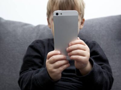 Smartphones and children, the risks are many: how to avoid them?