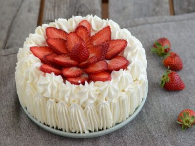 Cream and strawberry cake, easy classic recipe for all occasions