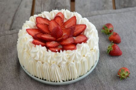 Cream and strawberry cake, easy classic recipe for all occasions