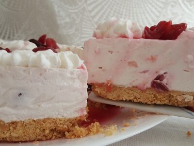 Cheesecake with cherries