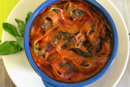 Baked stuffed shells or lumaconi: ricotta and spinach