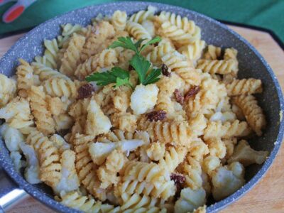 Pasta with Sicilian cauliflower with raisins and pine nuts