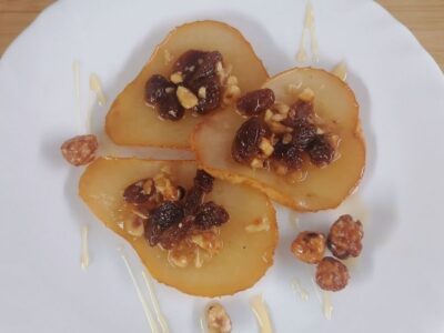 Baked pears, with honey and hazelnuts