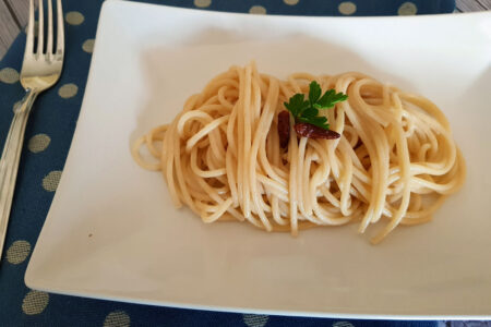 Spaghetti with garlic, oil and chilli: an infallible first course