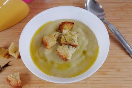 Velvety leek soup, creamy and tasty