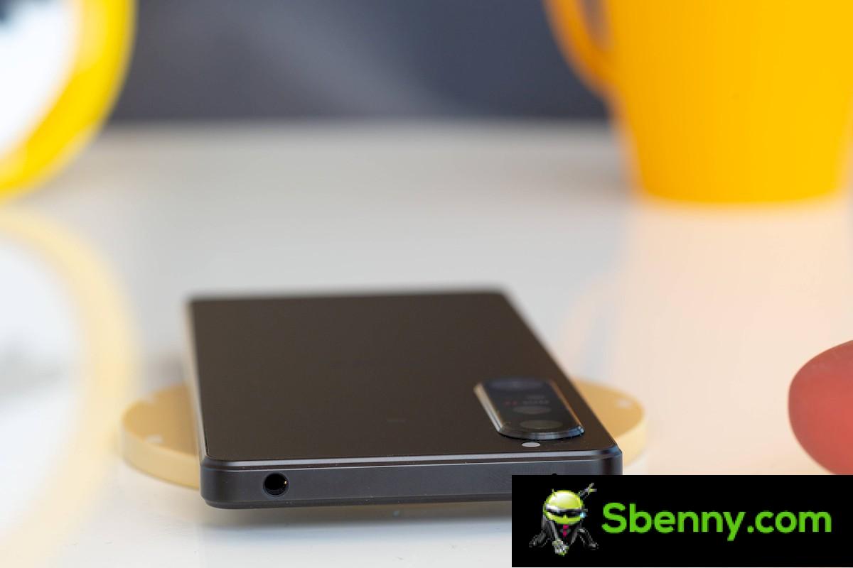 Sony Xperia 1 IV presented with continuous zoom camera, SD 8 Gen 1, larger battery