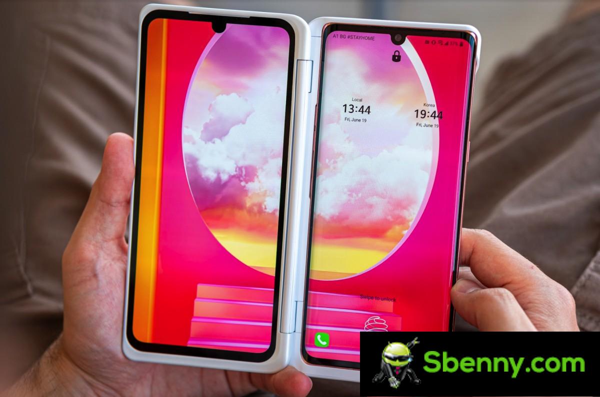 LG Velvet in the Dual Screen accessory