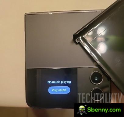 Z Flip 4 rear display and cover