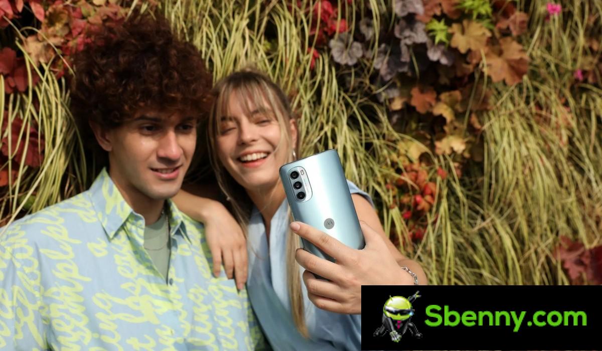 Motorola quietly unveils Moto G62 5G and G42  