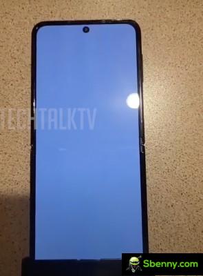 Samsung Galaxy Z Flip 4 display and hinge
