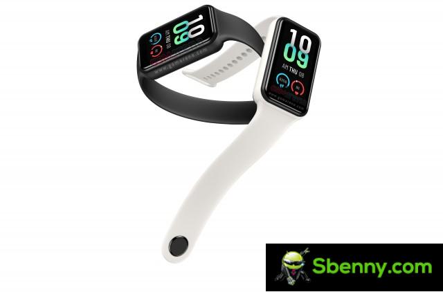 Amazfit Band 7 in black and white