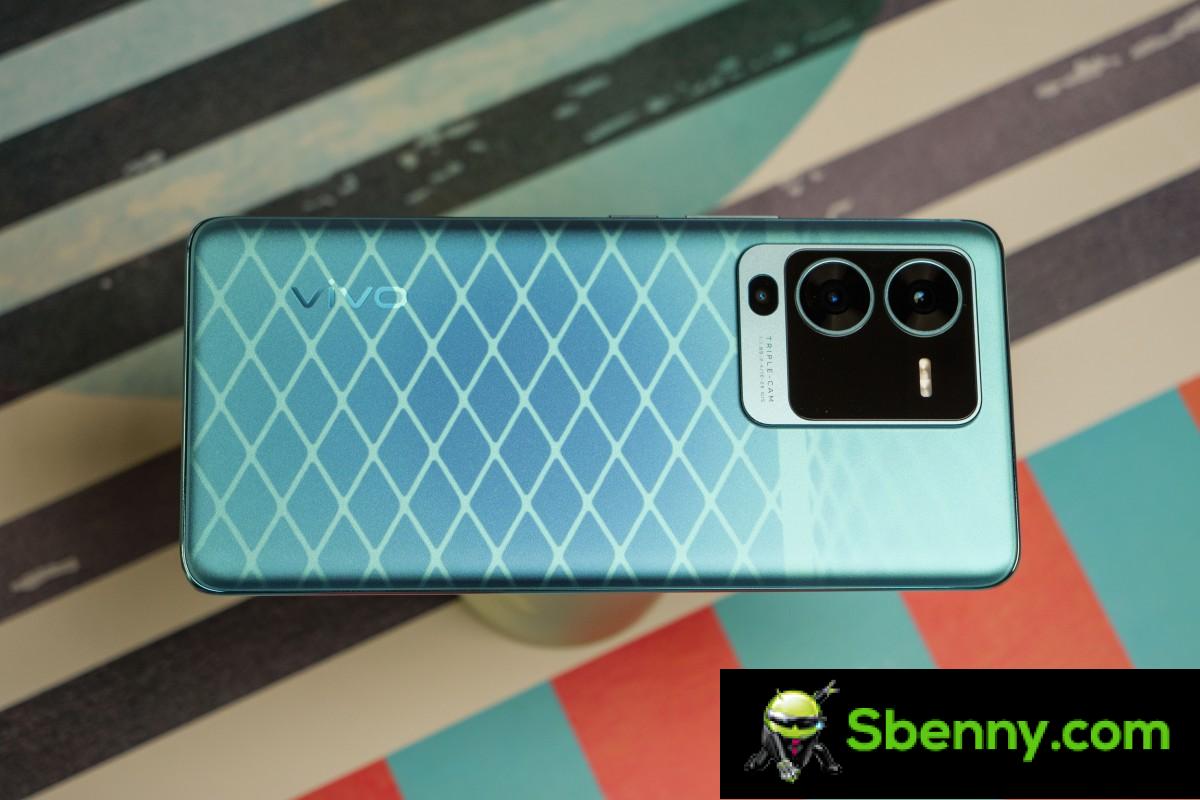 UV light can paint any shape or pattern on the back of vivo V25 Pro