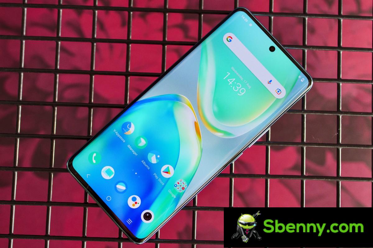 Single 32MP selfie camera with eye autofocus pierced in 6.56