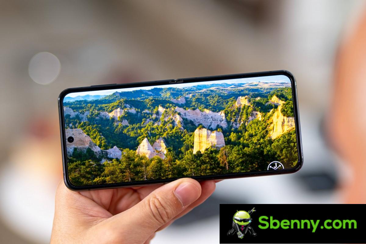 Samsung Galaxy Flip4 under review