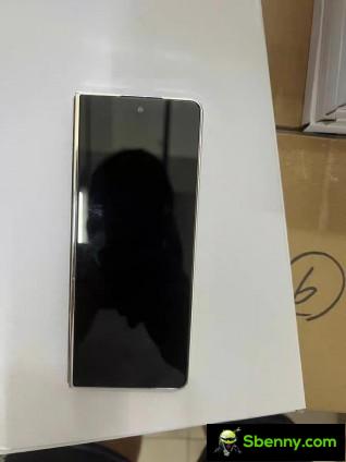 Galaxy Z Fold5 dummy unit screens
