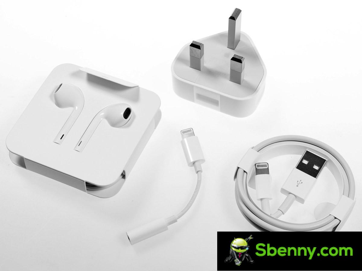 The accessories included in the iPhone 7 package