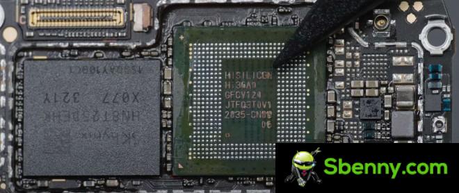 Huawei Mate 60 Pro motherboard with Kirin 9000s chip