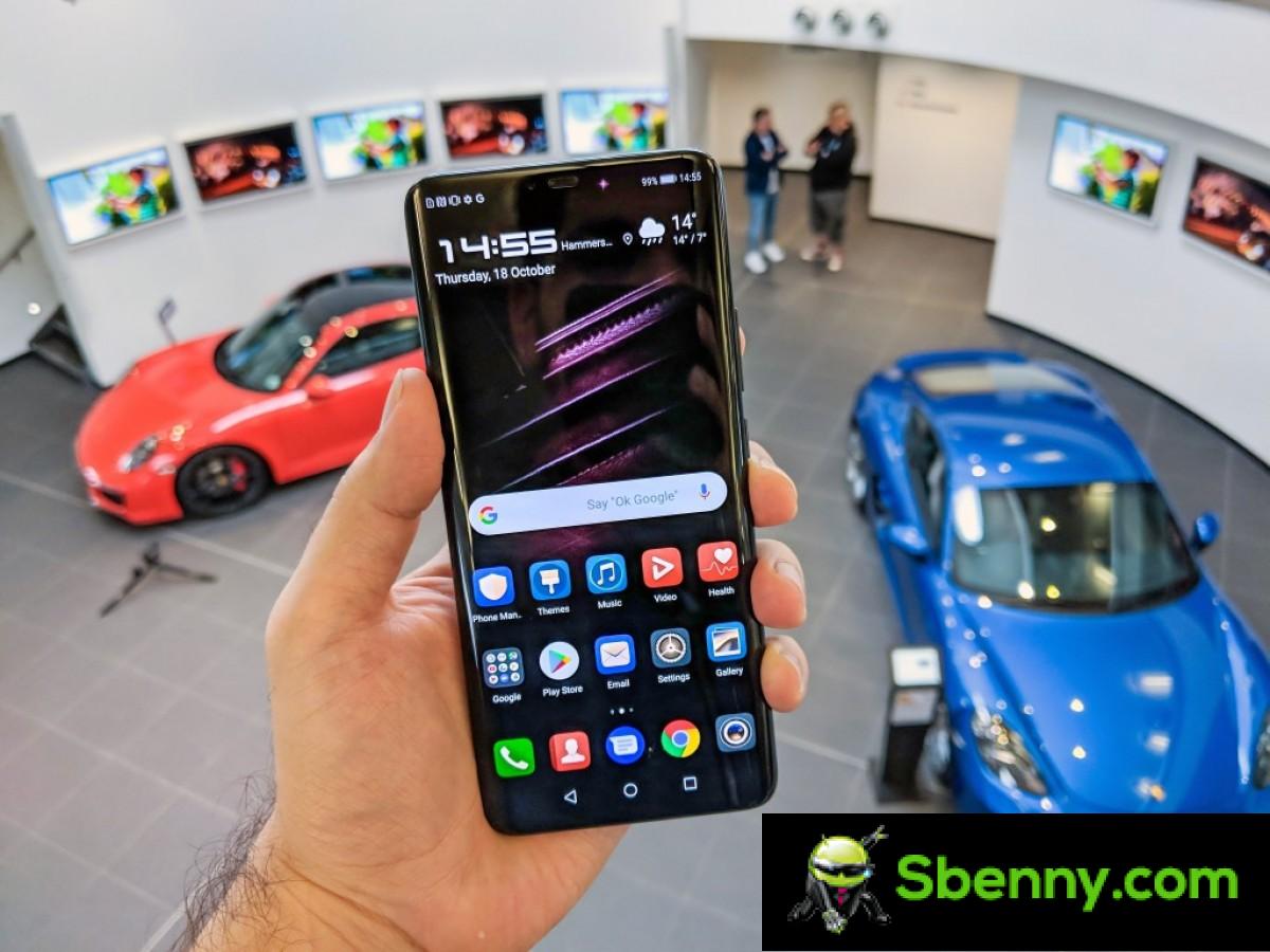 Huawei Mate 20 RS Porsche Design with the Porsche 911 in the background
