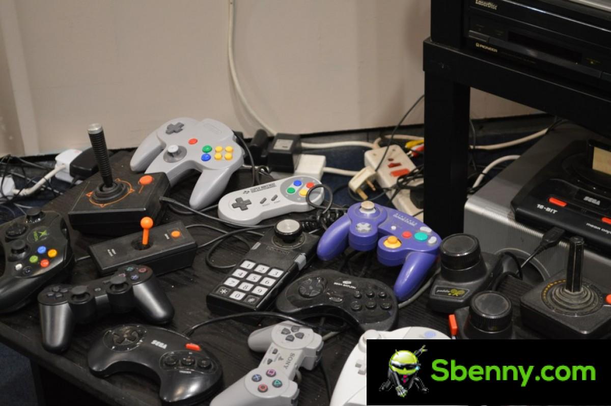 It appears that emulators are now allowed on Apple's App Store, but with some caveats