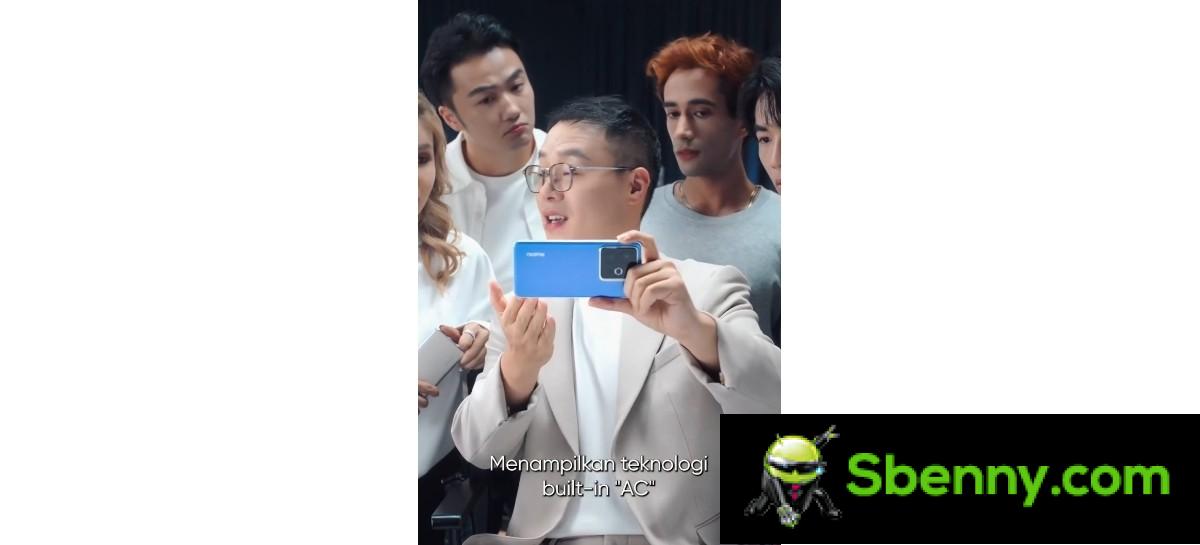 The 10,000 mAh battery phone of Realme also has an integrated cooling fan