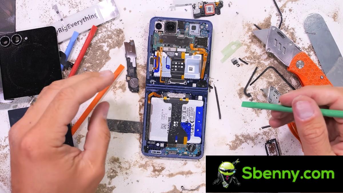 Galaxy Z Flip7, disassembled