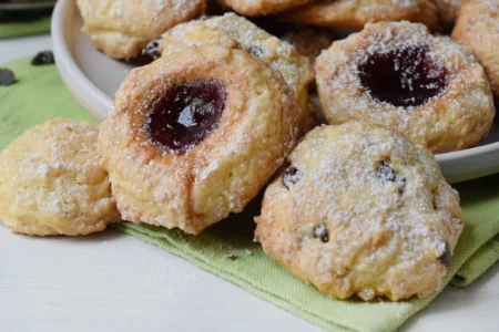 Spoon biscuits ready in 10 minutes, almond shortcrust pastry and cream