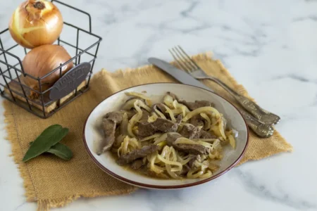 Venetian liver: how to make it soft and not bitter