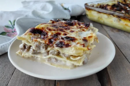 White lasagna: creamy and easy recipe with perfect bechamel